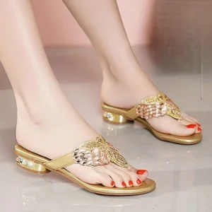 Women's Diamond-Encrusted Flip-Flop Slippers Low Heel Soft Sole Non Slip Fashionable Outdoor Slippers Block Heel Beach Sandals